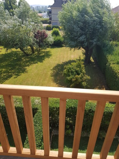 Location de vacances - Appartement à Blonville-sur-Mer - Balcon donnant vers un jardin commun et vue latérale vers la mer