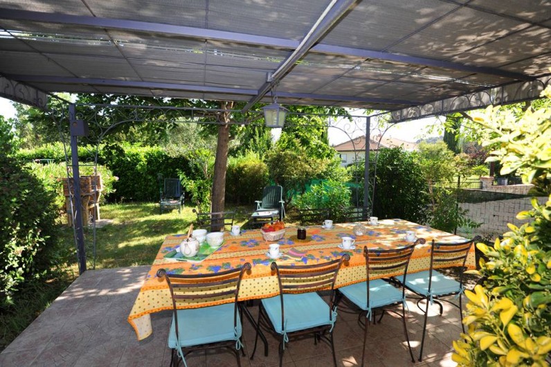 Location de vacances - Gîte à Rigarda - le repas sous la pergola