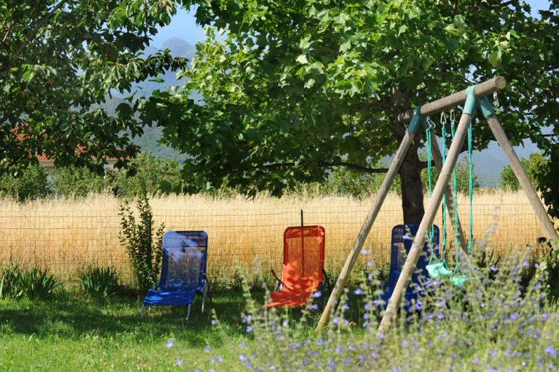 Location de vacances - Gîte à Rigarda - la balançoire  dans le jardin clos