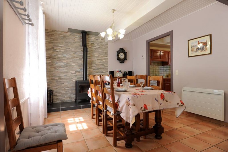 Location de vacances - Gîte à Rigarda - la salle à manger et son poêle à bois