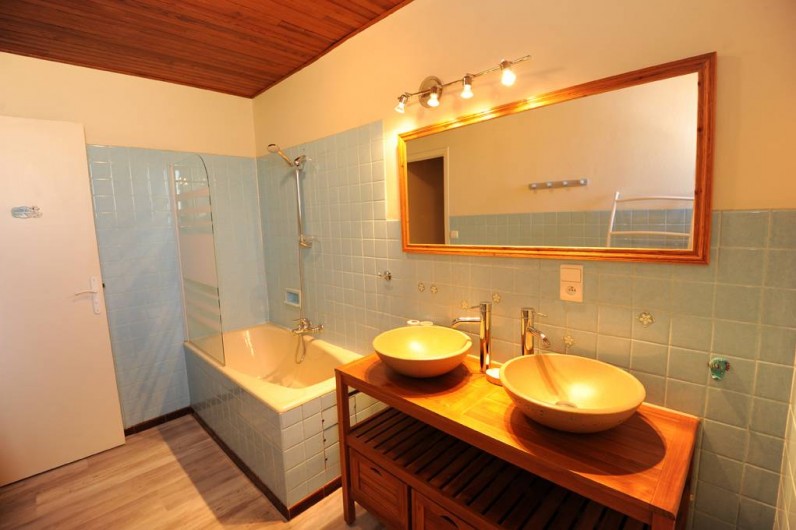 Location de vacances - Gîte à Rigarda - la salle de bain 1er étage