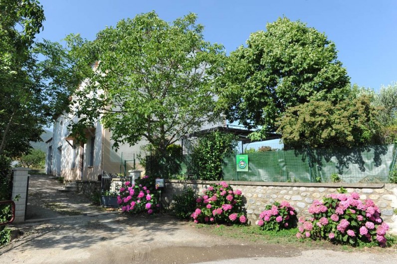 Location de vacances - Gîte à Rigarda - l'entrée du mas de l'estrade