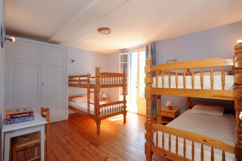 Location de vacances - Gîte à Rigarda - la chambre des enfants  1er étage