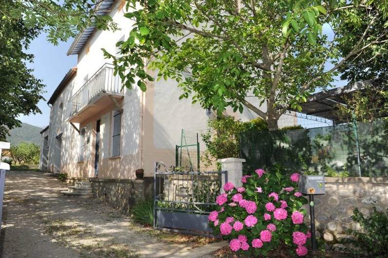Location de vacances - Gîte à Rigarda - l'entrée du  mas et sa cour privative