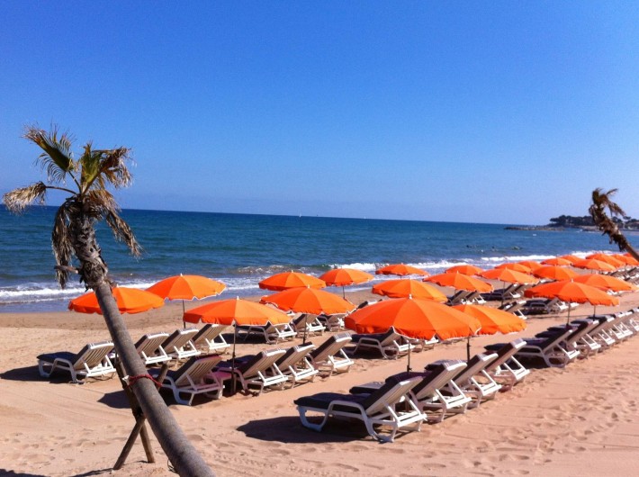 Location de vacances - Appartement à Saint-Aygulf - Une mer d’un bleu irréel et de grandes plages de sable.