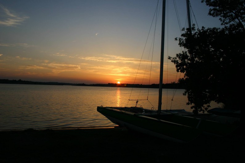 Location de vacances - Camping à Salles-Curan - coucher de soleil sur le lac de pareloup au camping beau-rivage Aveyron