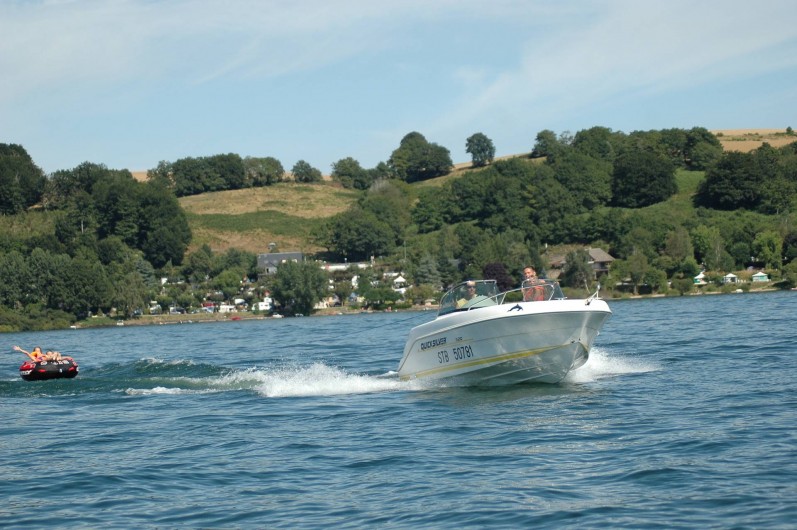 Location de vacances - Camping à Salles-Curan - bateau, ski nautique, bouée tractée sur lac de Pareloup au Camping Beau-Rivage