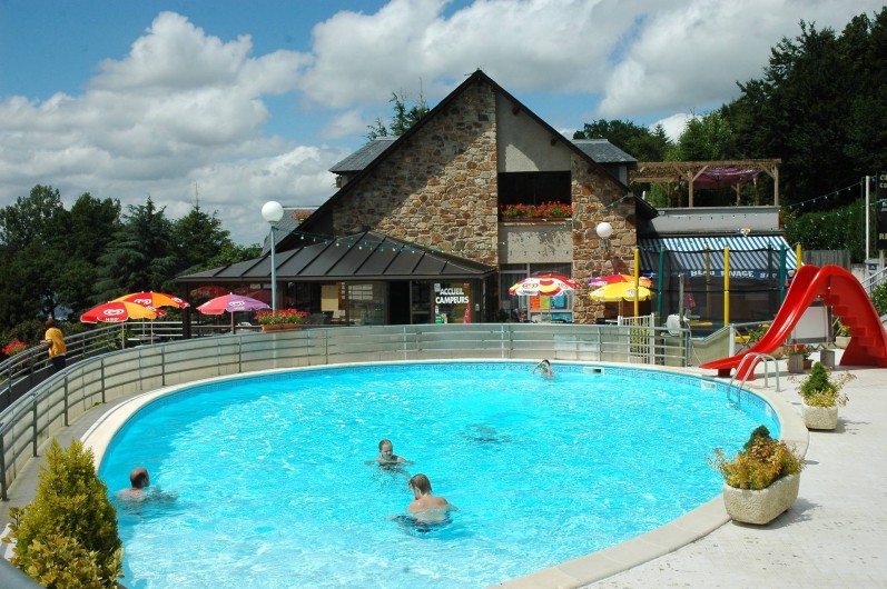 Location de vacances - Camping à Salles-Curan - piscine chauffée du camping 4 étoiles 4* beau-rivage toboggan parc aquatique