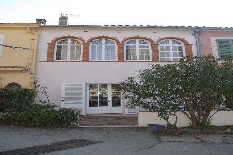Location de vacances - Villa à Hyères - FACADE CÔTÉ PLACE