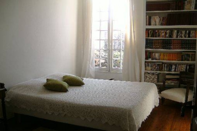 Location de vacances - Villa à Hyères - CHAMBRE 1 VUE SUR LE JARDIN