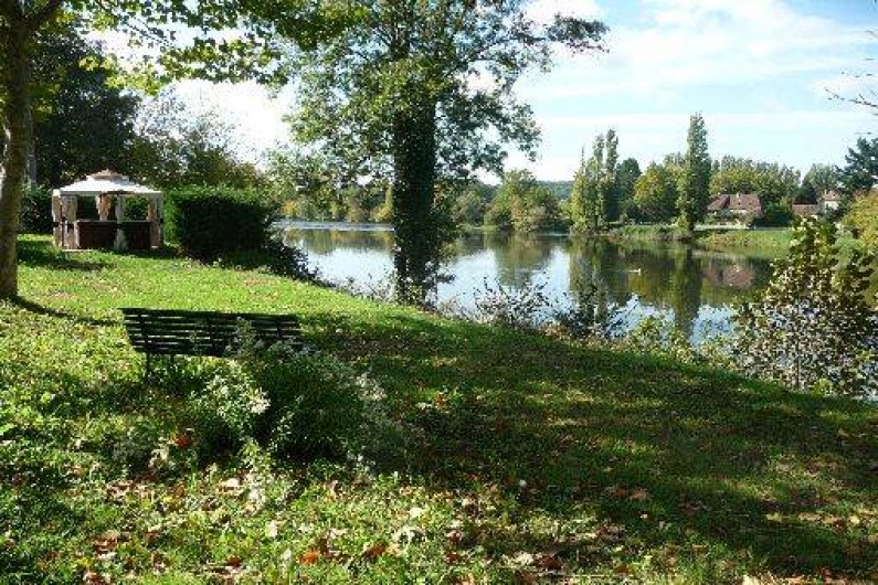 Location de vacances - Gîte à Badefols-sur-Dordogne - Jacuzzi discrètement situé dans le jardin