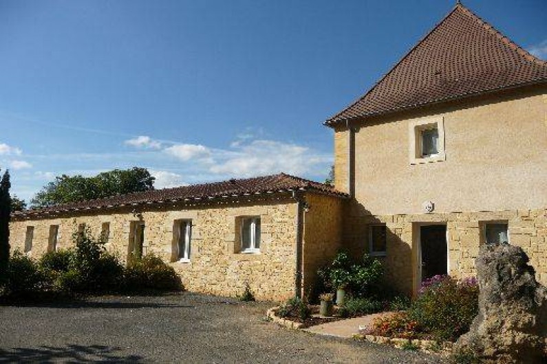 Location de vacances - Gîte à Badefols-sur-Dordogne - Entrée des gîtes côté parking