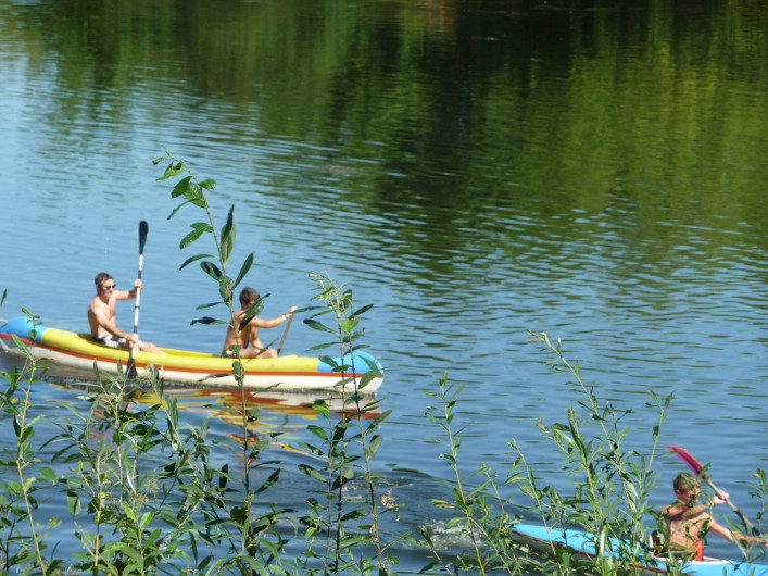 Location de vacances - Gîte à Badefols-sur-Dordogne - 5 canoës dans les gîtes
