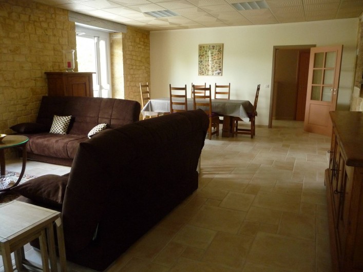 Location de vacances - Gîte à Badefols-sur-Dordogne - Salon salle à manger de LA LONGERE