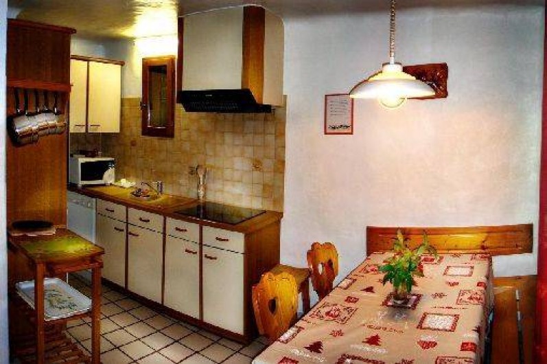 Location de vacances - Chalet à Champagny-en-Vanoise -  cuisine ouverte sur le coni repas et la pièce séjour