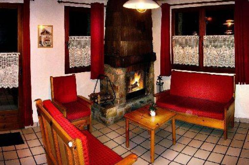 Location de vacances - Chalet à Champagny-en-Vanoise - coin salon avec cheminée