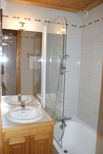 Location de vacances - Appartement à Méribel - Fougères 1 - Salle de bain dans chambre lit double