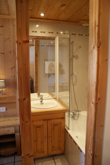 Location de vacances - Appartement à Méribel - Fougères 2 - Salle de bain dans chambre lit double