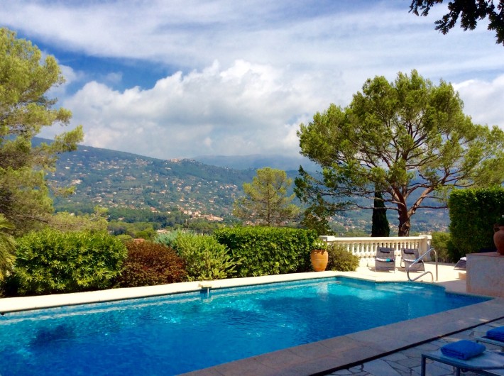 Location de vacances - Villa à Peymeinade - piscine / panorama