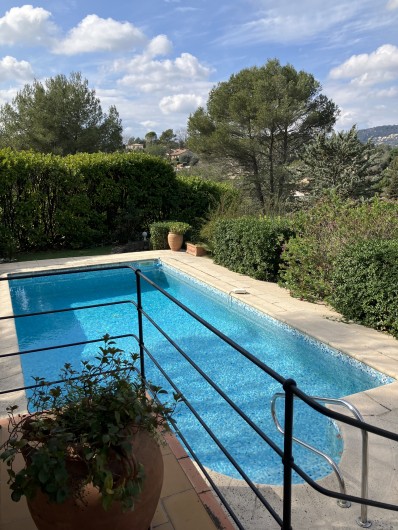 Location de vacances - Villa à Peymeinade - vue piscine de la terrasse couverte