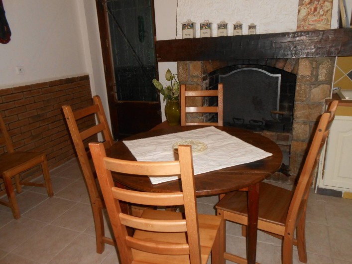 Location de vacances - Gîte à Vidauban - table repas intérieur 6pers
