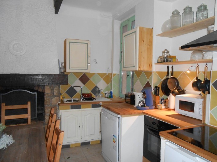 Location de vacances - Gîte à Vidauban - cuisine aménagée fond évier et cheminée