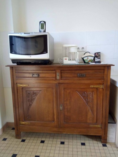 Location de vacances - Appartement à Liourdres - living micro-onde four combiné