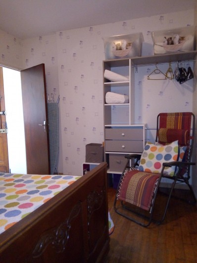 Location de vacances - Appartement à Liourdres - chambre penderie
