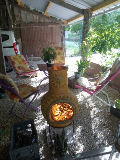 Location de vacances - Appartement à Liourdres - Brasero et salon de jardin