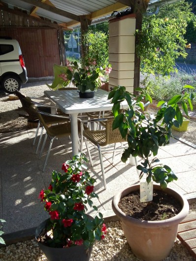 Location de vacances - Appartement à Liourdres - terrasse abritée avec table et 6 chaises