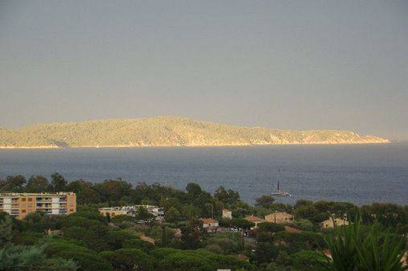 Location de vacances - Appartement à Cavalaire-sur-Mer - Vue sur la baie de Cavalaire depuis villa