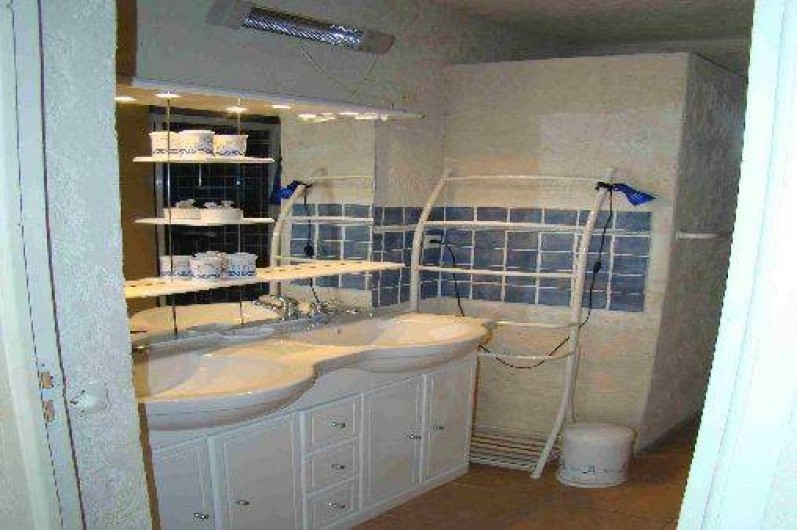 Location de vacances - Appartement à Cavalaire-sur-Mer - Salle de bain appartement azur