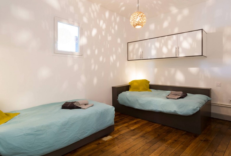 Location de vacances - Appartement à Charleville-Mézières - Chaque lit dispose d'un espace de rangement individuel