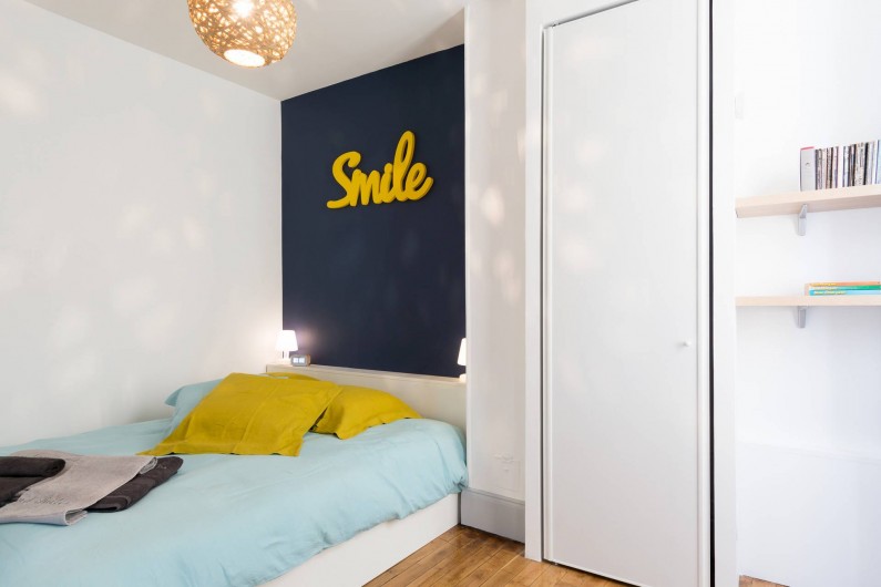 Location de vacances - Appartement à Charleville-Mézières - Chambre cour avec armoire penderie