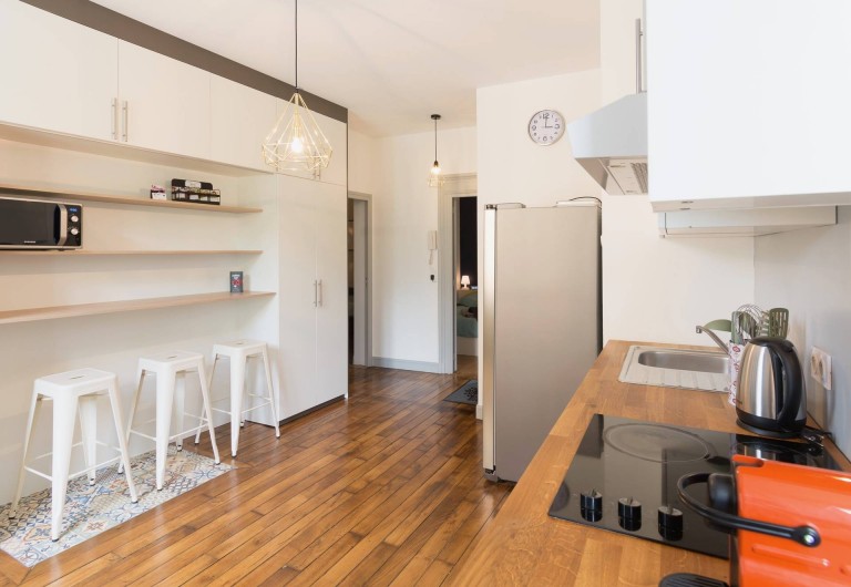 Location de vacances - Appartement à Charleville-Mézières - Cuisine fonctionnelle avec machine nespresso, cafetière classique, plaque vitro