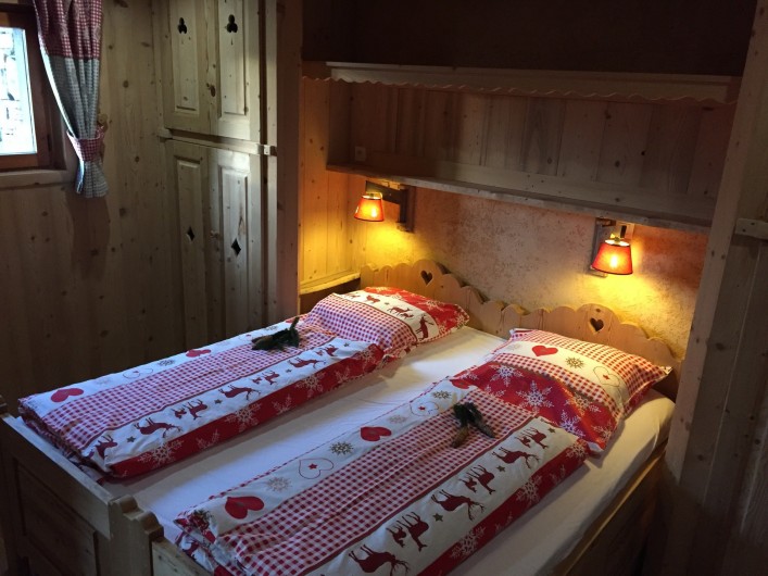 Location de vacances - Chalet à Servoz - La chambre parentale avec matelas 2x 90x2 m
