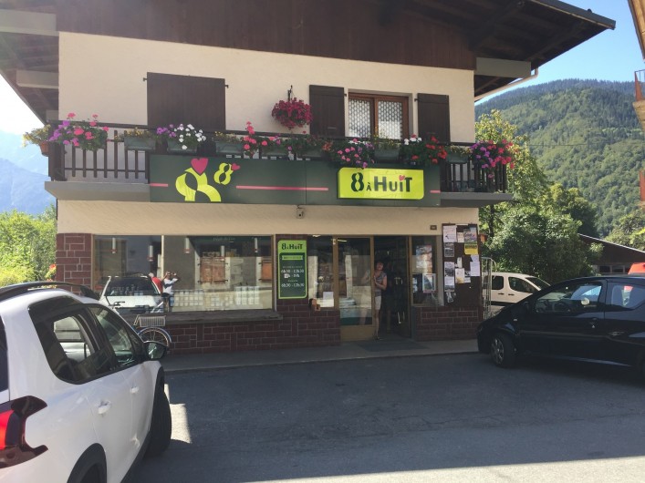 Location de vacances - Chalet à Servoz - La petite épicerie de Servoz  Dépôt de pain, croissants, journaux ...