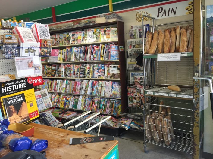 Location de vacances - Chalet à Servoz - Bien achalandée, y compris croissants et pains au chacolat.