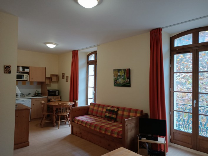 Location de vacances - Studio à Aulus-les-Bains - Coin repas avec micro ondes, four , plaques chauffantes et lave vaisselle.