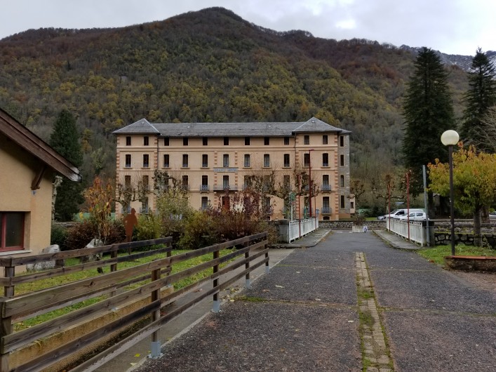 Location de vacances - Studio à Aulus-les-Bains - Le Grand Hôtel vu des thermes.