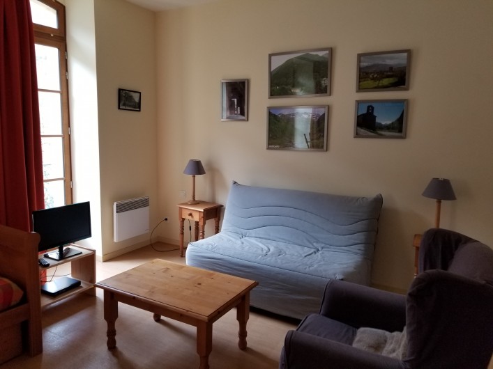 Location de vacances - Studio à Aulus-les-Bains - Séjour avec vue sur les thermes, télévision , lecteur dvd et wifi.