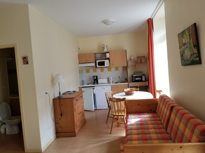 Location de vacances - Studio à Aulus-les-Bains - Vue d'ensemble avec porte donnant sur sdb.