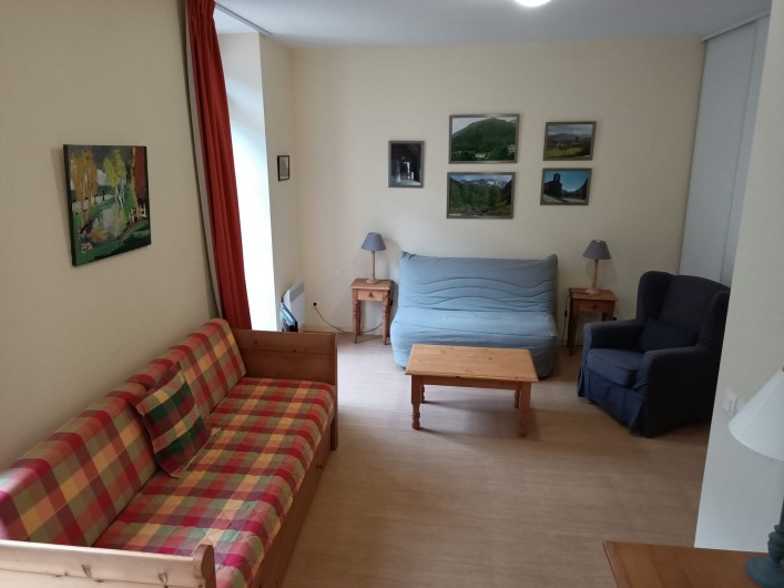 Location de vacances - Studio à Aulus-les-Bains - Séjour, canapé lit bz et deux lits gigogne simples.