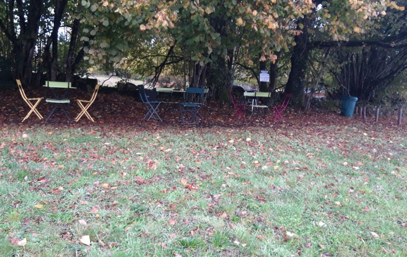 Location de vacances - Chalet à Saint-Sylvestre - Espace détente sous les noisetiers (très agréable en été).