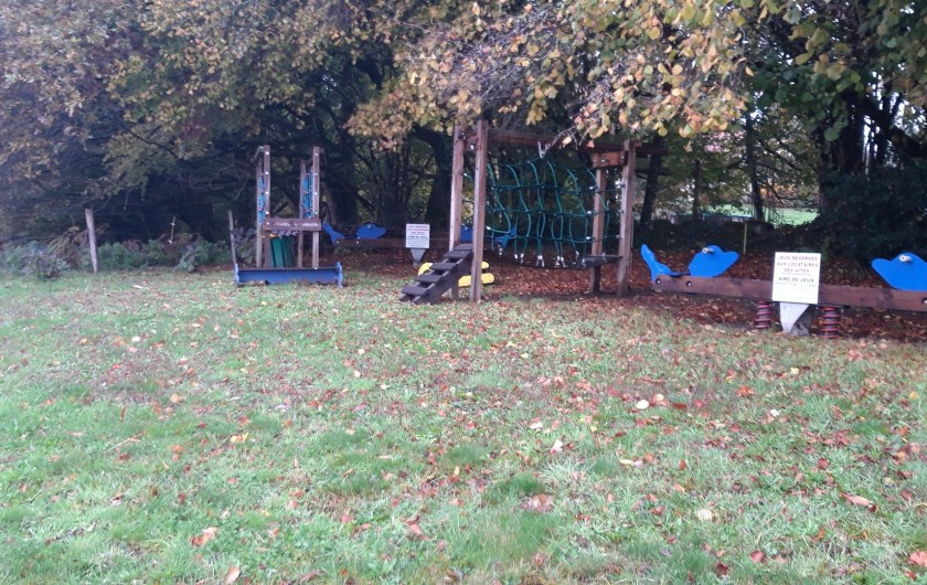 Location de vacances - Chalet à Saint-Sylvestre - Coin jeux pour enfants : balançoire," tape-cul", pont de singe...