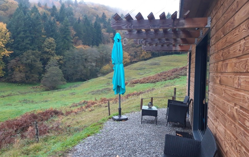 Location de vacances - Chalet à Saint-Sylvestre - Chalet "Le Ruisseau" avec vue sur la forêt de sapins.