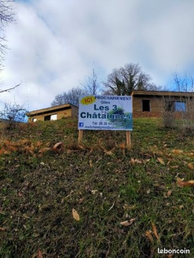 Location de vacances - Chalet à Saint-Sylvestre - Vue sur les chalets "Le Châtaignier" et "Le village" du bas du terrain.