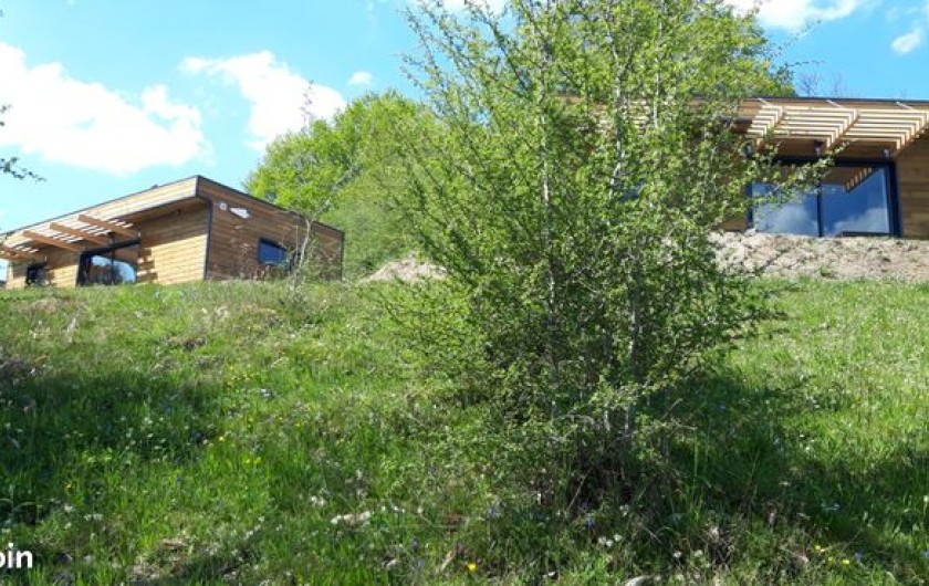 Location de vacances - Chalet à Saint-Sylvestre - Vue du bas du terrain sur les chalets "Le Ruisseau" et "Le Châtaignier".