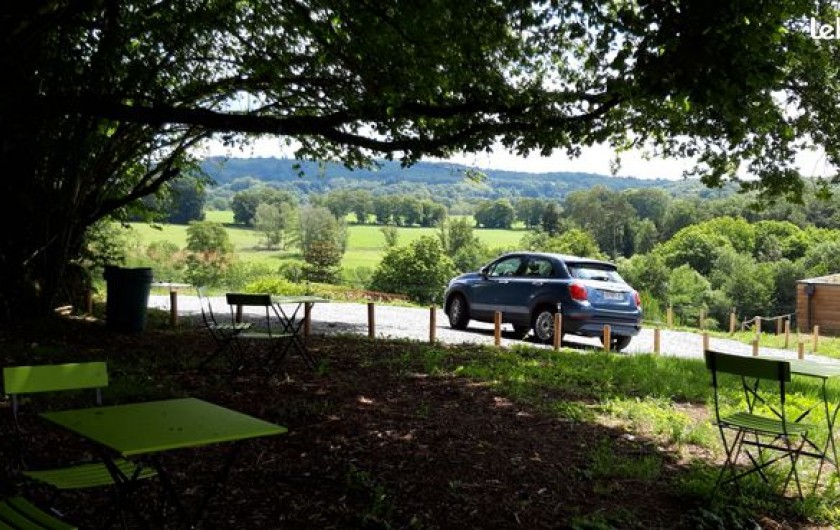 Location de vacances - Chalet à Saint-Sylvestre - Parking privé avec magnifique vue sur les monts d'Ambazac.