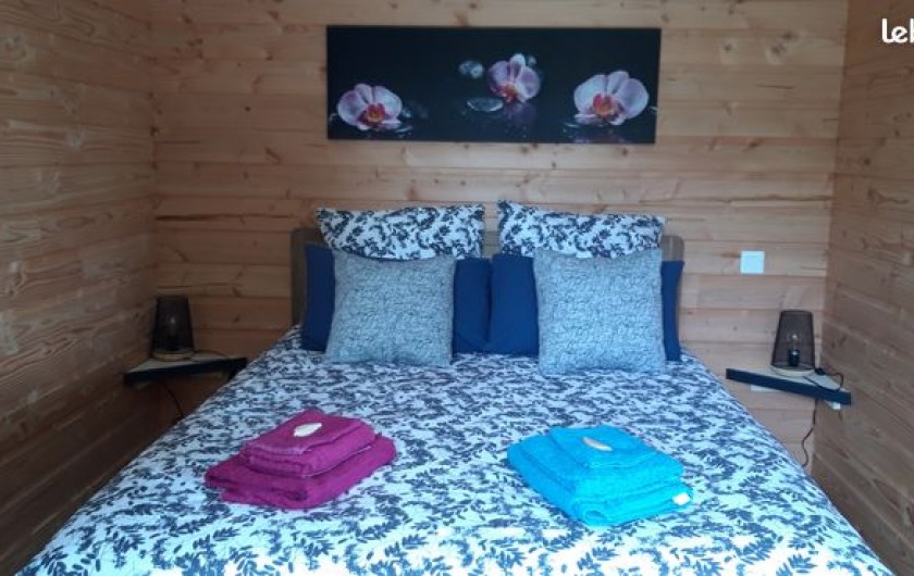 Location de vacances - Chalet à Saint-Sylvestre - Chambre avec lit double. Possibilité de forfait linge de lit et de toilette.